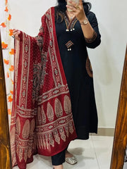 Elegant Black Kurta Pant Set with Ethnic Maroon Dupatta