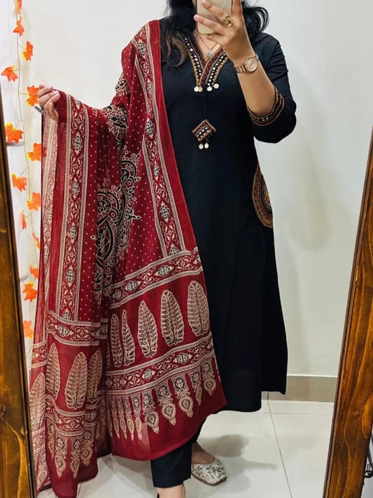 Elegant Black Kurta Pant Set with Ethnic Maroon Dupatta