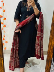 Elegant Black Kurta Pant Set with Ethnic Maroon Dupatta
